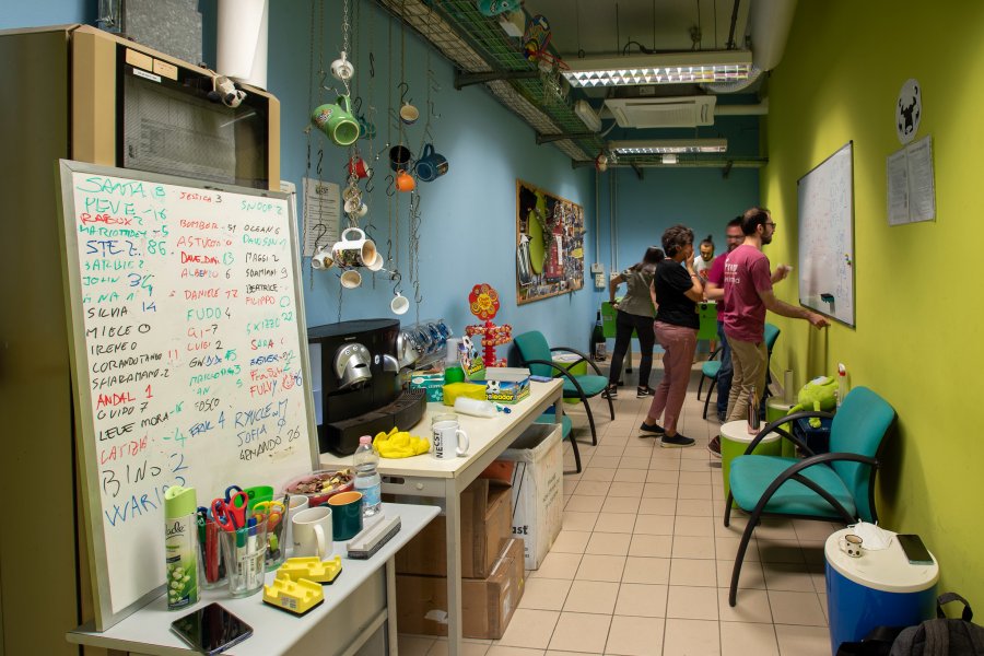 Un gruppo di studenti del NECSTLab riuniti nella sala caffe'.