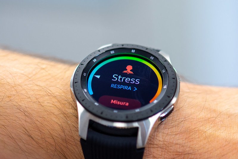 Smartwatch equipaggiato con sensore fotopletismografico (PPG) per la misurazione della frequenza cardiaca, utilizzato per la detezione dello stress tramite analisi della variabilit cardiaca.