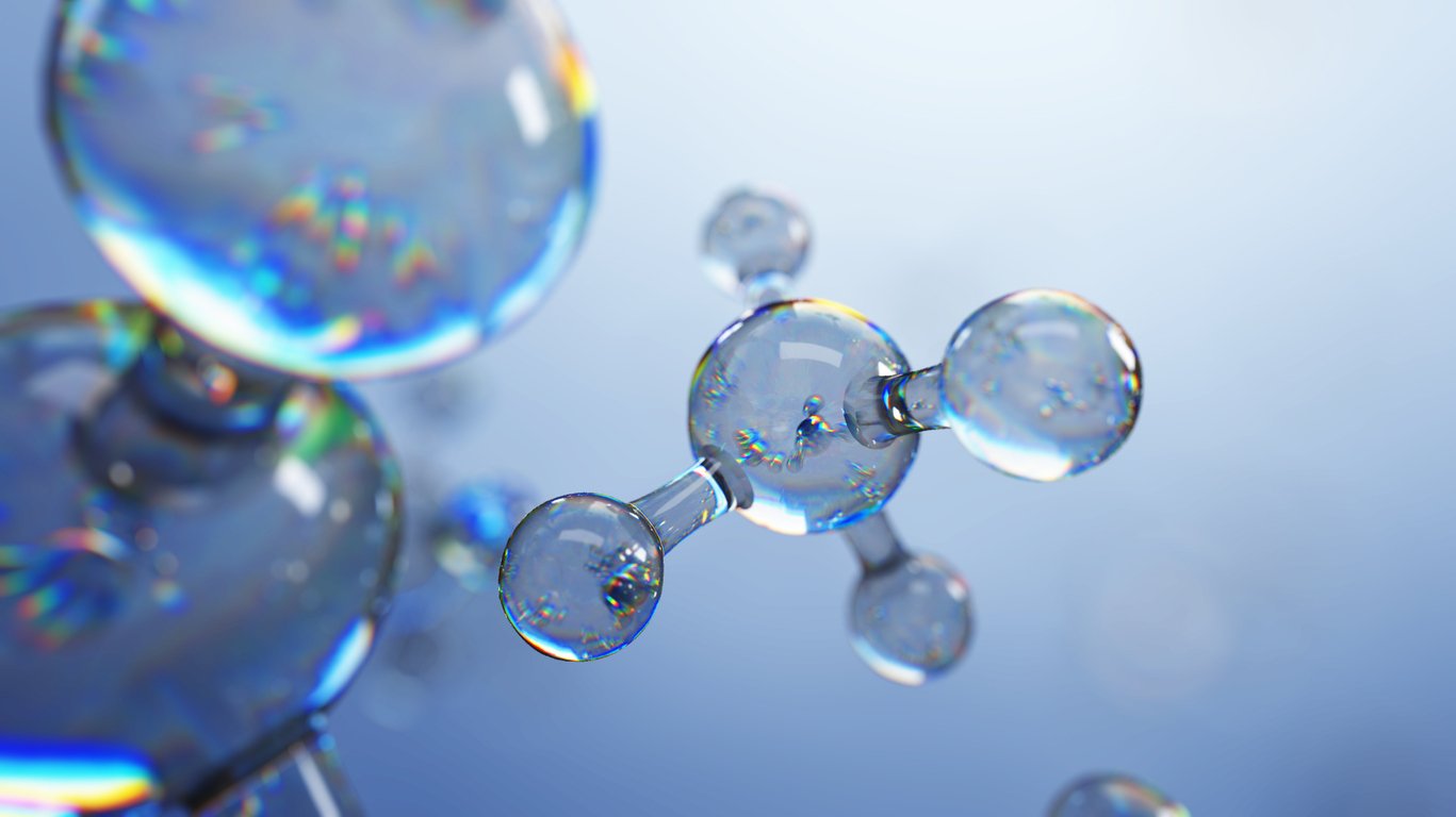 Diverse bolle trasparenti si librano nell'aria, brillando sotto la luce del sole.